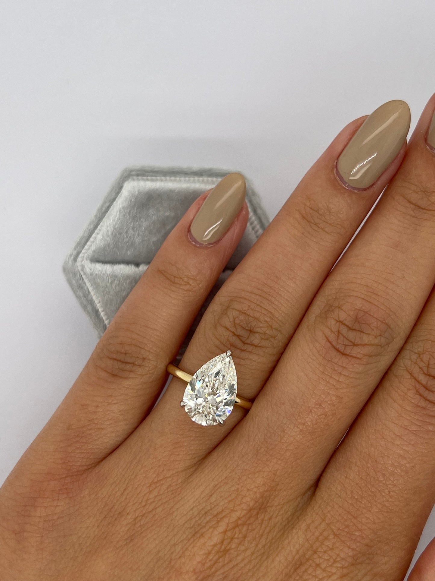 Pear Cut 4 carat IGI Certified Lab Grown Diamond F Color VS1 Clarity Solitaire Engagement Ring Handmade of Solid Gold