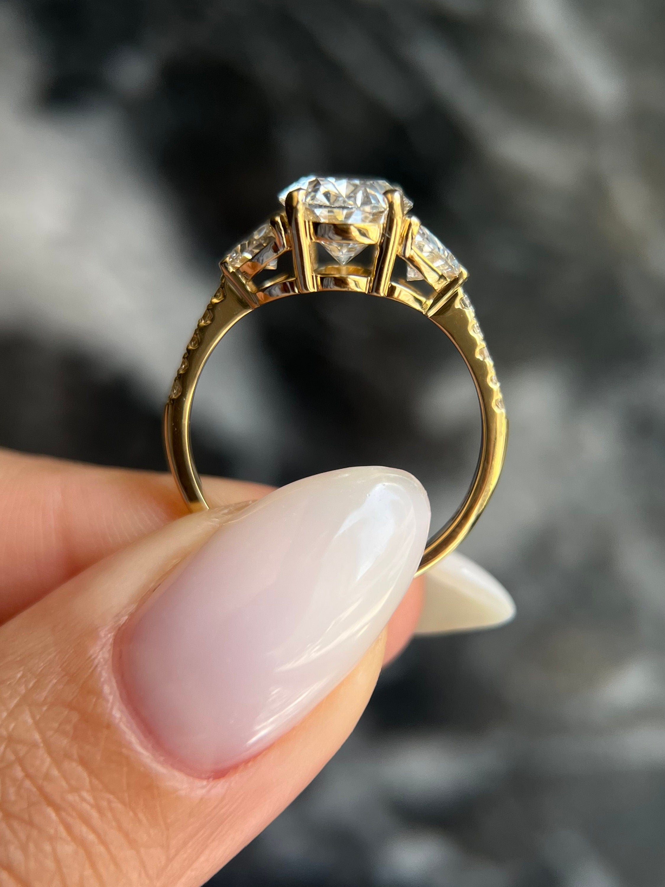 Refs 4 CARAT/ 【F】 4 Carat F Color VS1 Clarity IGI Certified Three Stone Oval